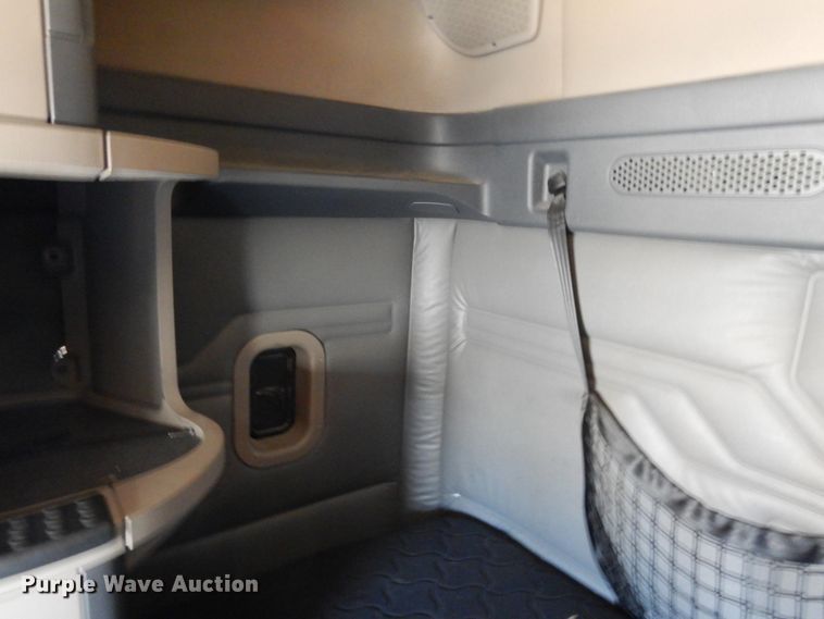 image for item DC2091 2016 Freightliner Cascadia 125  semi truck