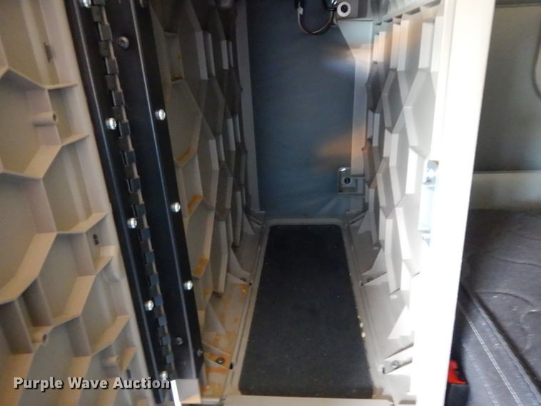 image for item DC2091 2016 Freightliner Cascadia 125  semi truck