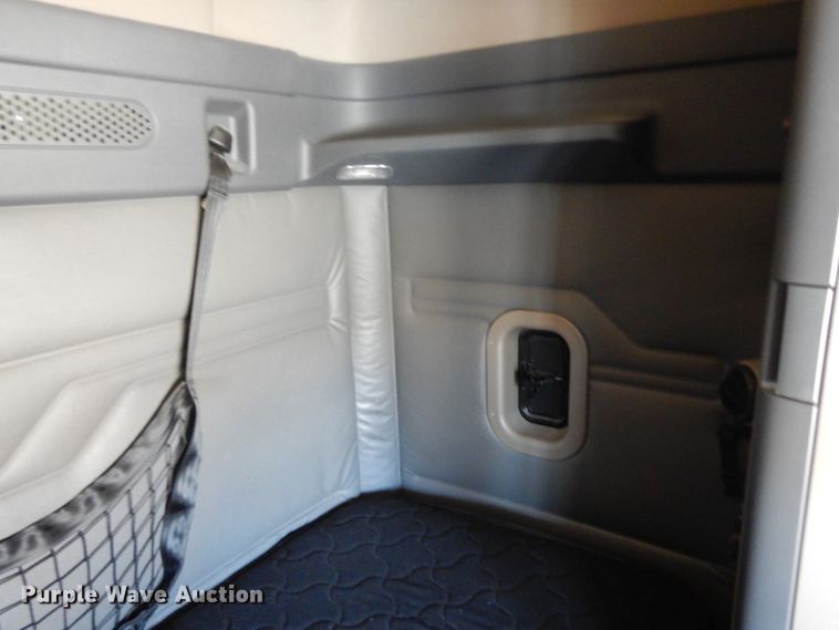 image for item DC2091 2016 Freightliner Cascadia 125  semi truck