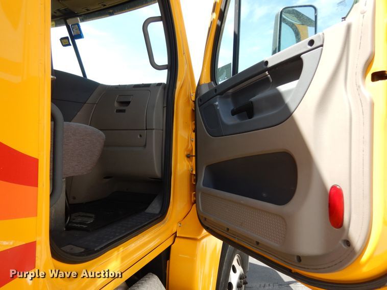 image for item DC2091 2016 Freightliner Cascadia 125  semi truck