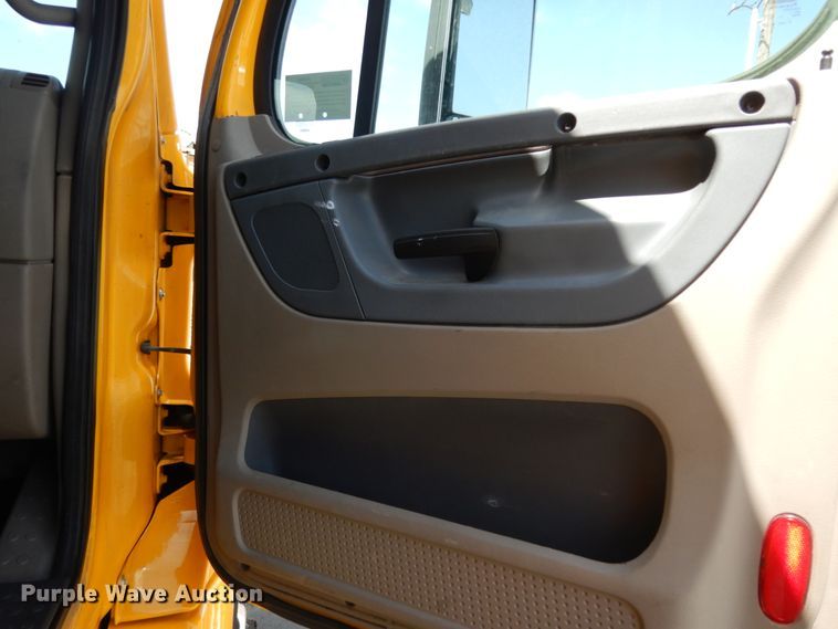 image for item DC2091 2016 Freightliner Cascadia 125  semi truck