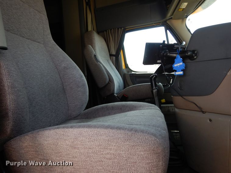 image for item DC2091 2016 Freightliner Cascadia 125  semi truck