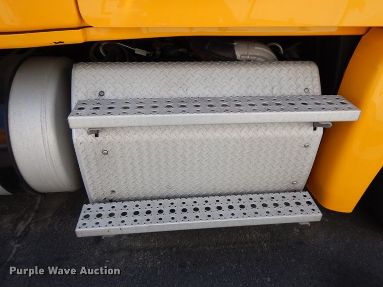 image for item DC2091 2016 Freightliner Cascadia 125  semi truck