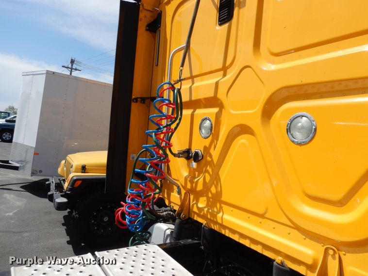 image for item DC2091 2016 Freightliner Cascadia 125  semi truck