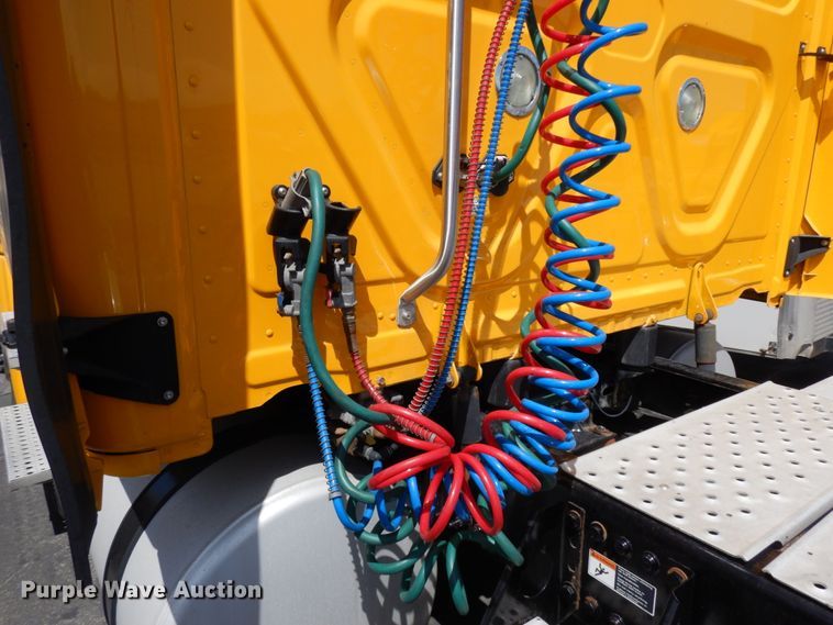 image for item DC2091 2016 Freightliner Cascadia 125  semi truck