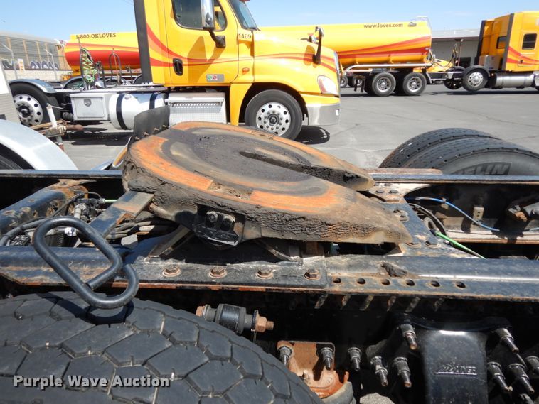 image for item DC2091 2016 Freightliner Cascadia 125  semi truck