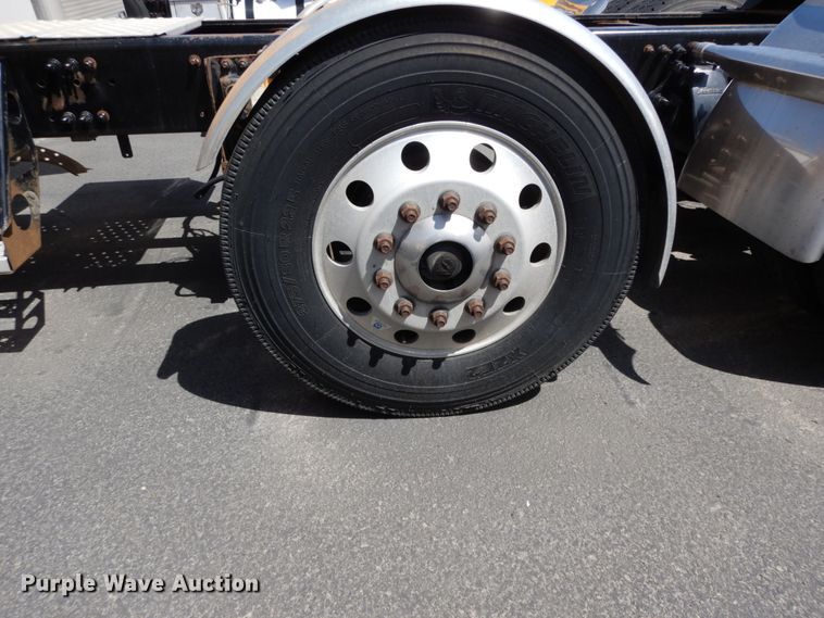 image for item DC2091 2016 Freightliner Cascadia 125  semi truck