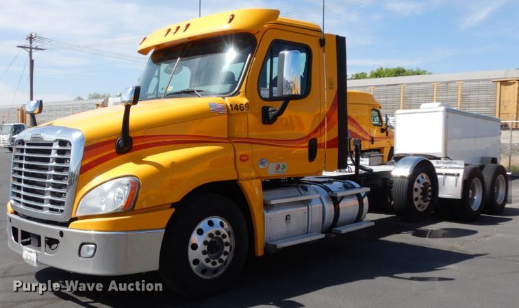 image for item DC2092 2018 Freightliner Cascadia 125  semi truck