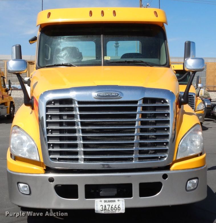 image for item DC2092 2018 Freightliner Cascadia 125  semi truck