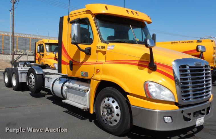 image for item DC2092 2018 Freightliner Cascadia 125  semi truck