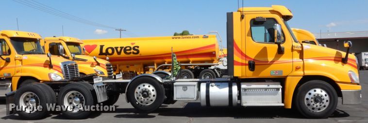 image for item DC2092 2018 Freightliner Cascadia 125  semi truck