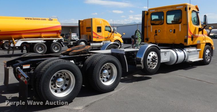 image for item DC2092 2018 Freightliner Cascadia 125  semi truck