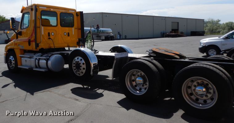 image for item DC2092 2018 Freightliner Cascadia 125  semi truck