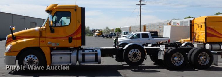 image for item DC2092 2018 Freightliner Cascadia 125  semi truck