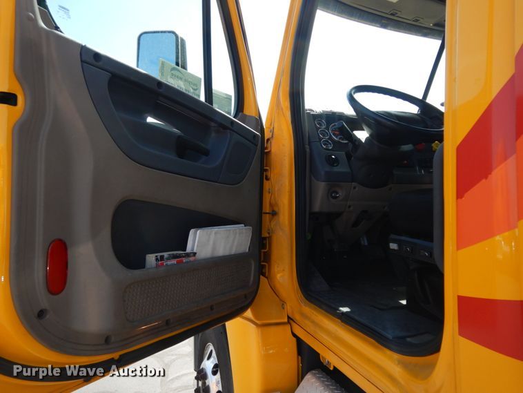 image for item DC2092 2018 Freightliner Cascadia 125  semi truck