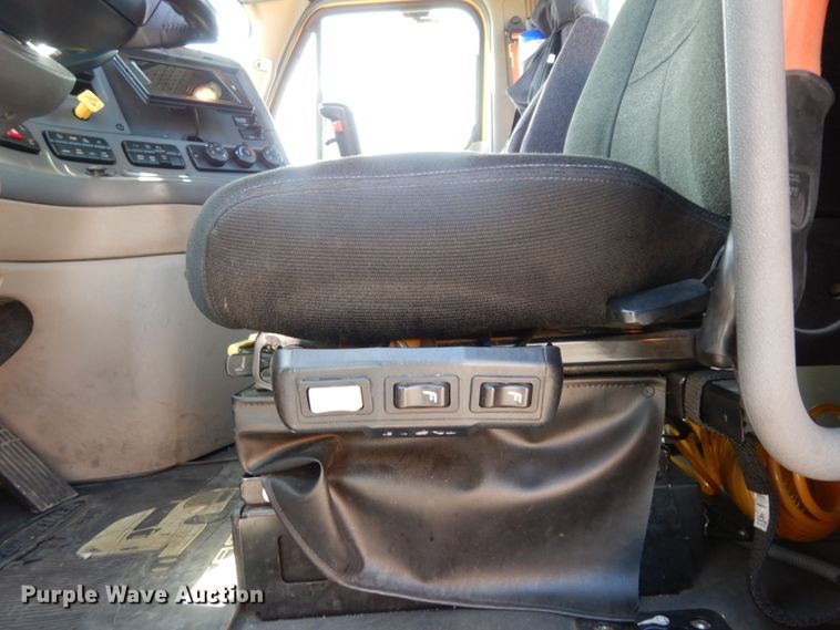 image for item DC2092 2018 Freightliner Cascadia 125  semi truck