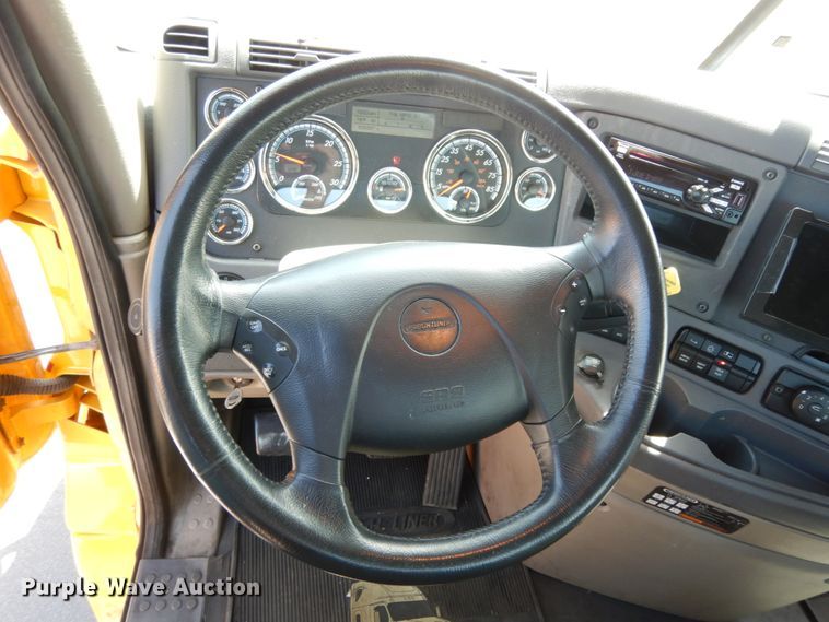 image for item DC2092 2018 Freightliner Cascadia 125  semi truck