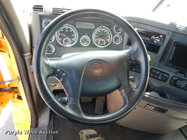 image for item DC2092 2018 Freightliner Cascadia 125  semi truck