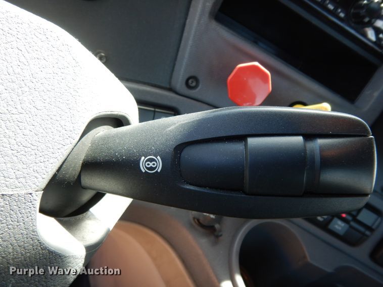 image for item DC2092 2018 Freightliner Cascadia 125  semi truck