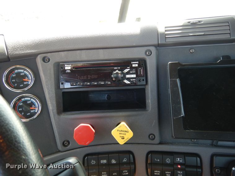 image for item DC2092 2018 Freightliner Cascadia 125  semi truck