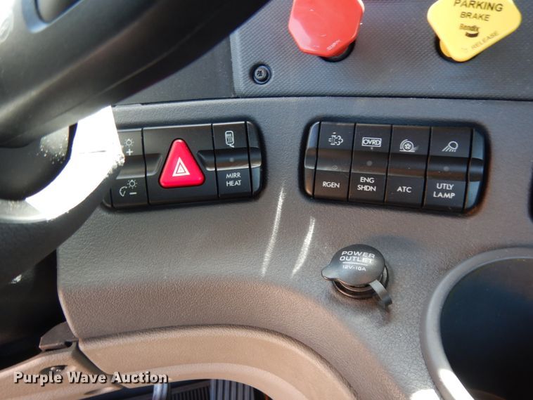 image for item DC2092 2018 Freightliner Cascadia 125  semi truck