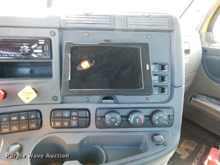 image for item DC2092 2018 Freightliner Cascadia 125  semi truck