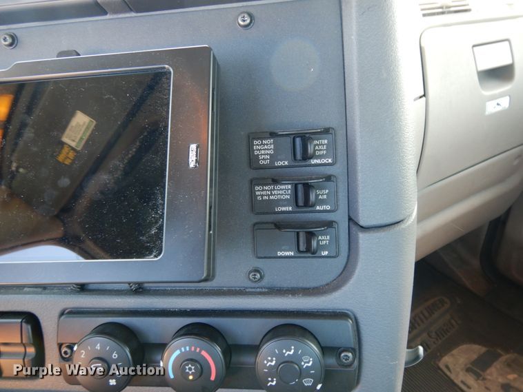 image for item DC2092 2018 Freightliner Cascadia 125  semi truck