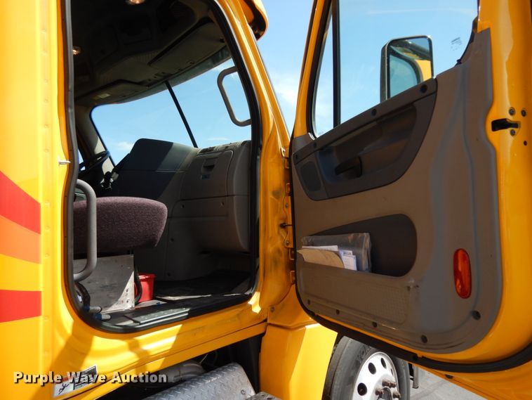 image for item DC2092 2018 Freightliner Cascadia 125  semi truck