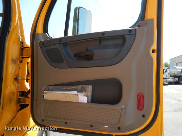 image for item DC2092 2018 Freightliner Cascadia 125  semi truck