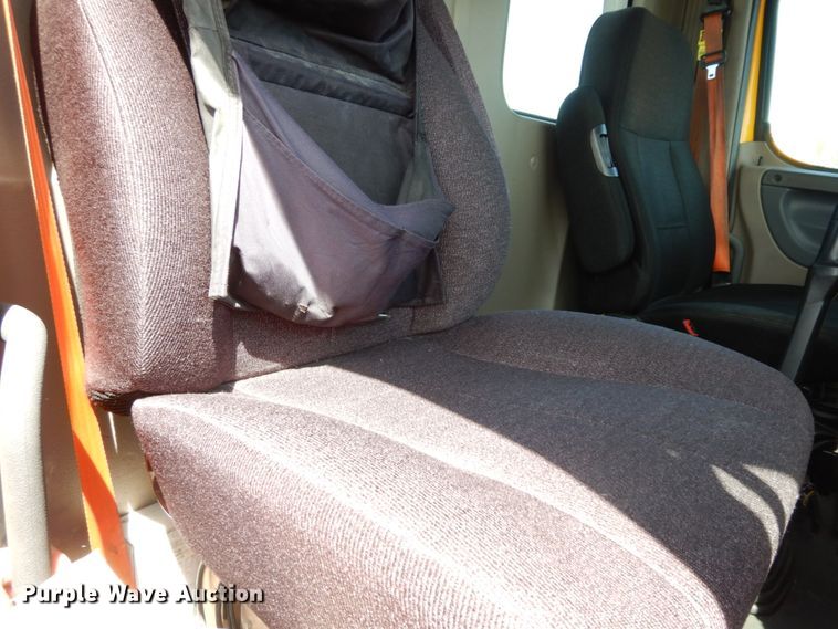 image for item DC2092 2018 Freightliner Cascadia 125  semi truck