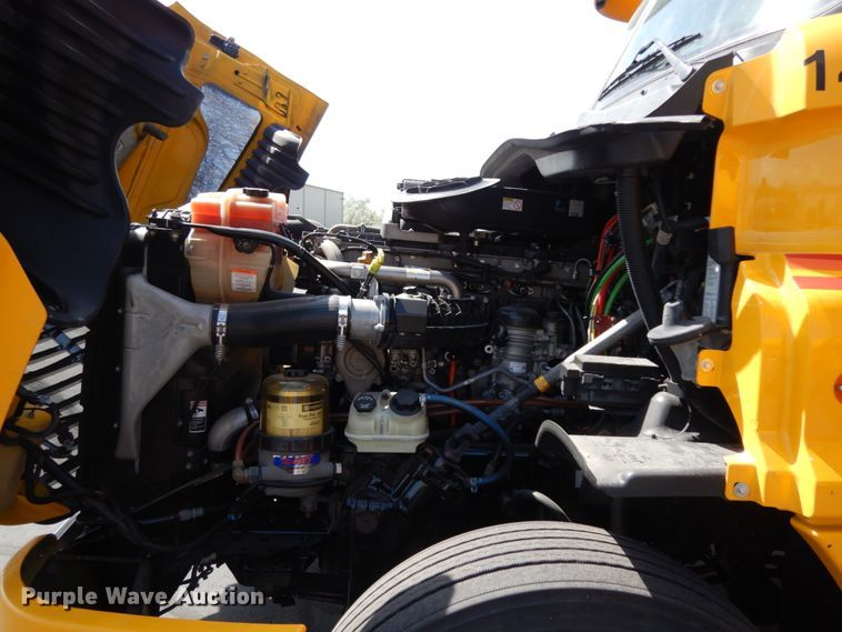 image for item DC2092 2018 Freightliner Cascadia 125  semi truck