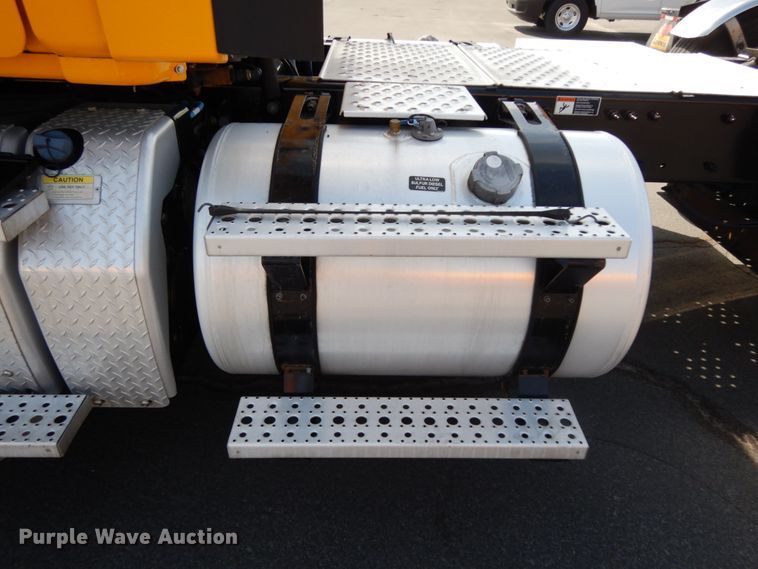 image for item DC2092 2018 Freightliner Cascadia 125  semi truck