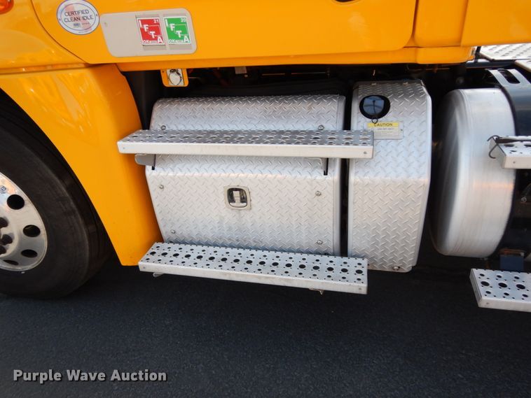 image for item DC2092 2018 Freightliner Cascadia 125  semi truck