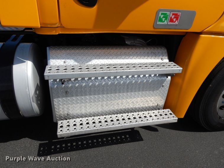 image for item DC2092 2018 Freightliner Cascadia 125  semi truck