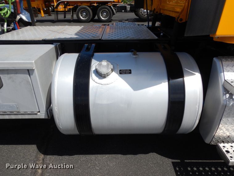 image for item DC2092 2018 Freightliner Cascadia 125  semi truck