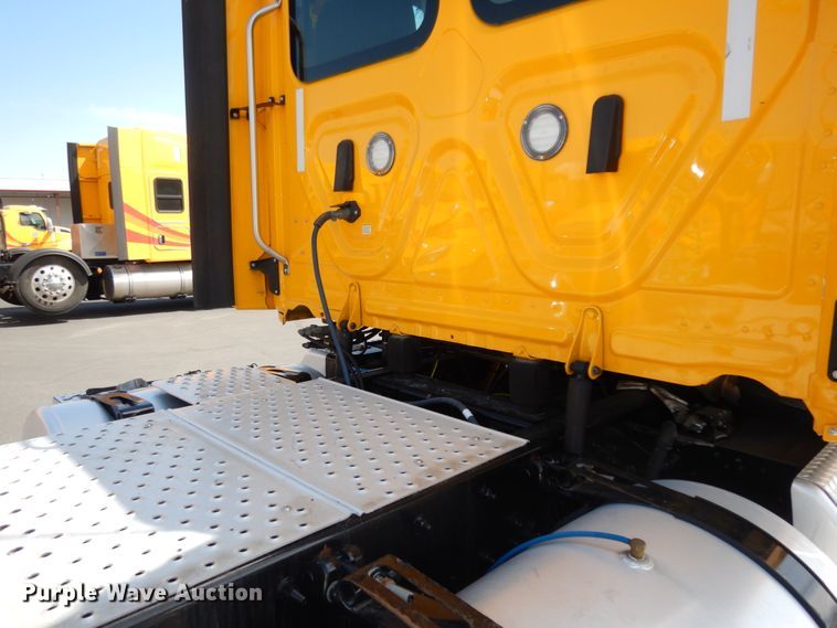 image for item DC2092 2018 Freightliner Cascadia 125  semi truck