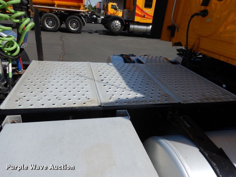 image for item DC2092 2018 Freightliner Cascadia 125  semi truck