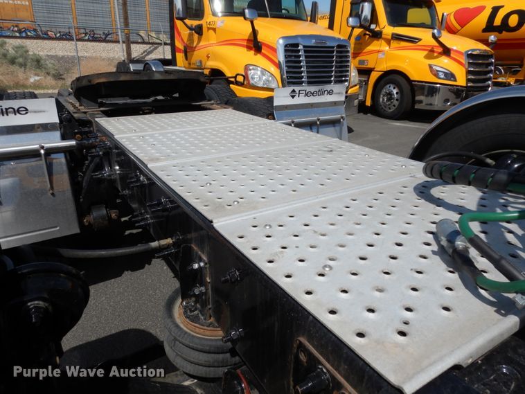 image for item DC2092 2018 Freightliner Cascadia 125  semi truck