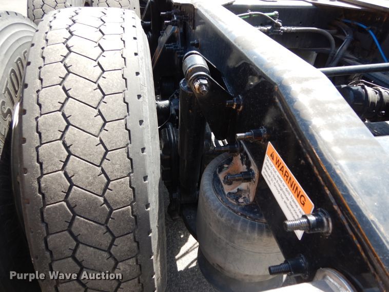 image for item DC2092 2018 Freightliner Cascadia 125  semi truck