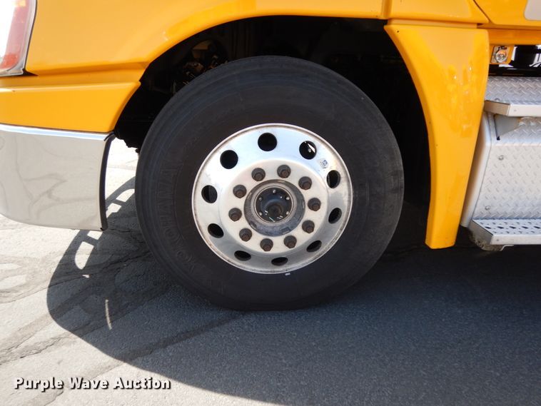 image for item DC2092 2018 Freightliner Cascadia 125  semi truck