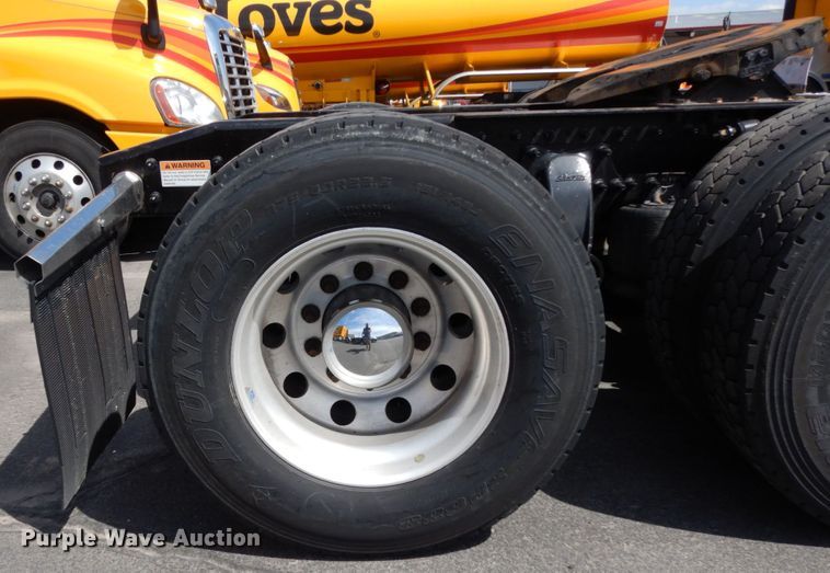 image for item DC2092 2018 Freightliner Cascadia 125  semi truck