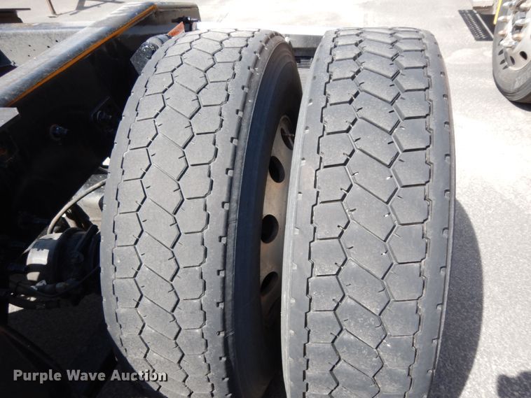 image for item DC2092 2018 Freightliner Cascadia 125  semi truck