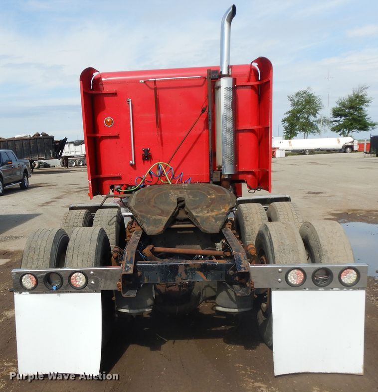 image for item DF6793 1997 Freightliner FLD120  semi truck