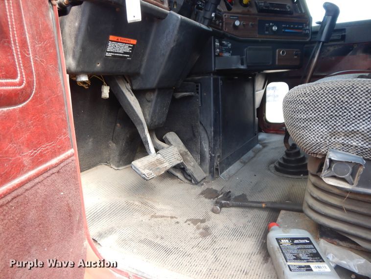 image for item DF6793 1997 Freightliner FLD120  semi truck