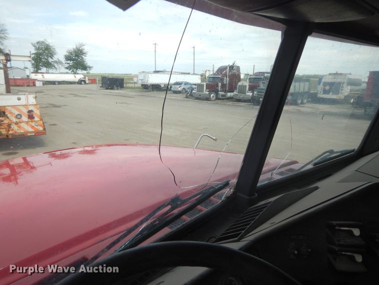 image for item DF6793 1997 Freightliner FLD120  semi truck