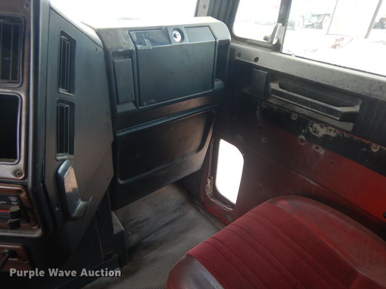 image for item DF6793 1997 Freightliner FLD120  semi truck