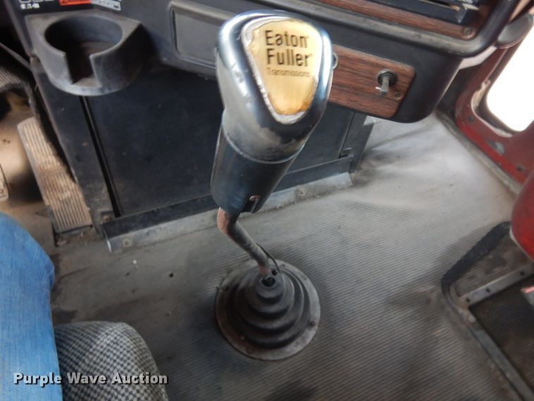 image for item DF6793 1997 Freightliner FLD120  semi truck