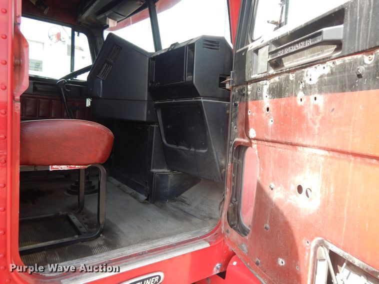 image for item DF6793 1997 Freightliner FLD120  semi truck