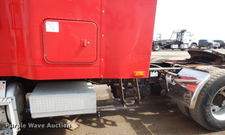 image for item DF6793 1997 Freightliner FLD120  semi truck