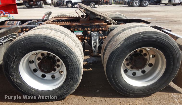 image for item DF6793 1997 Freightliner FLD120  semi truck